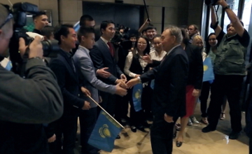 В Нью-Йорке сын Батырхана Шукенова вручил Президенту Казахстана сборник песен отца