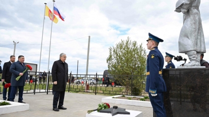 Касым-Жомарт Токаев возложил цветы к братской могиле, где похоронен его дядя-ветеран