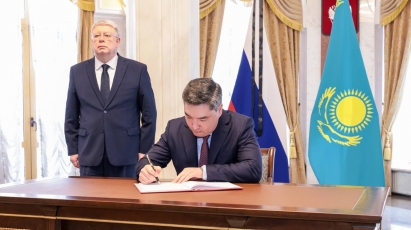Премьер-Министр Республики Казахстан Олжас Бектенов оставил запись в книге соболезнований в Посольстве Российской Федерации в Астане